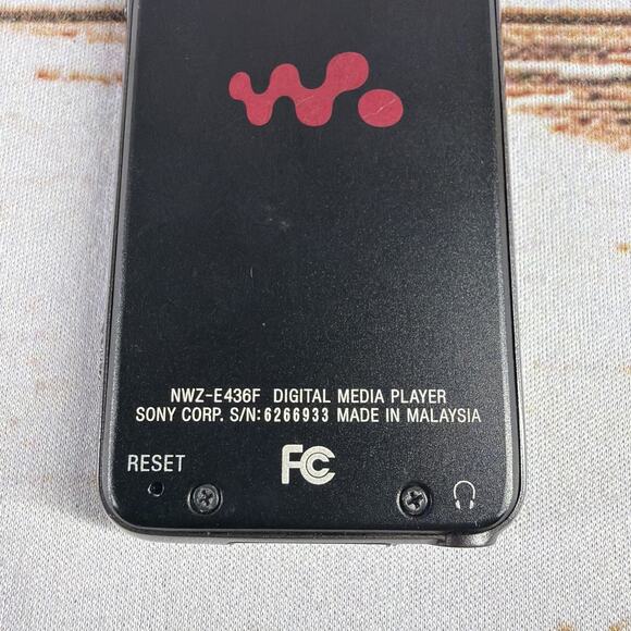 Sony Walkman NWZ-E436F 4GB Digital Media Player Black - Picture 5 of 6